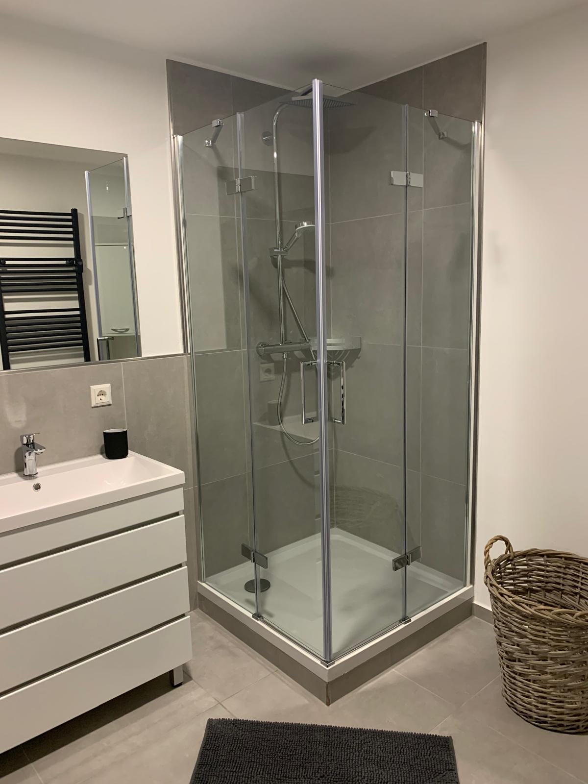 Modernes Bad mit großer Dusche