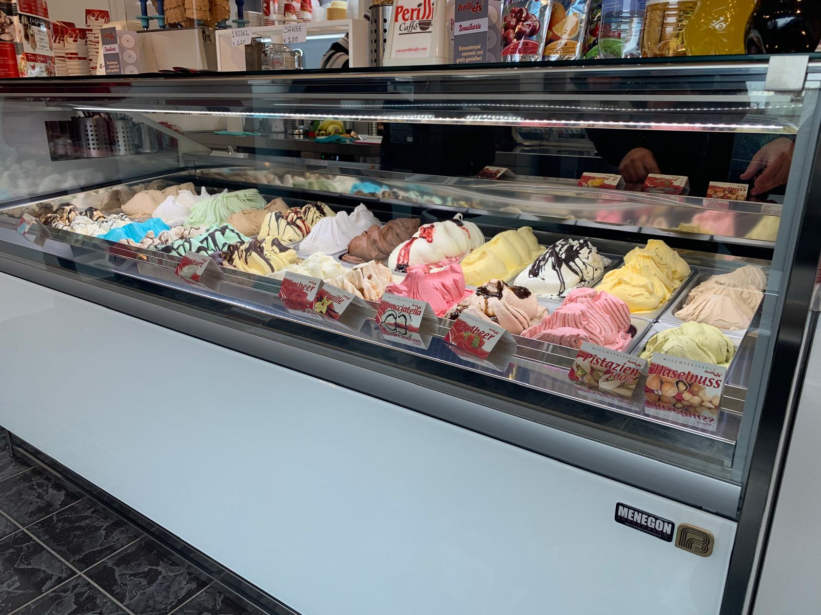 Auswahl an Eisspezialitäten im Eiscafé Perilli
